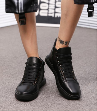 Montré X Sneakers