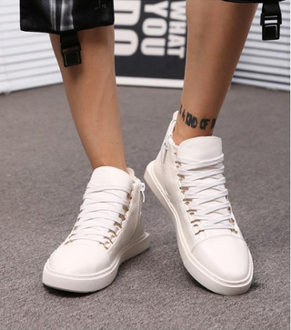 Montré X Sneakers